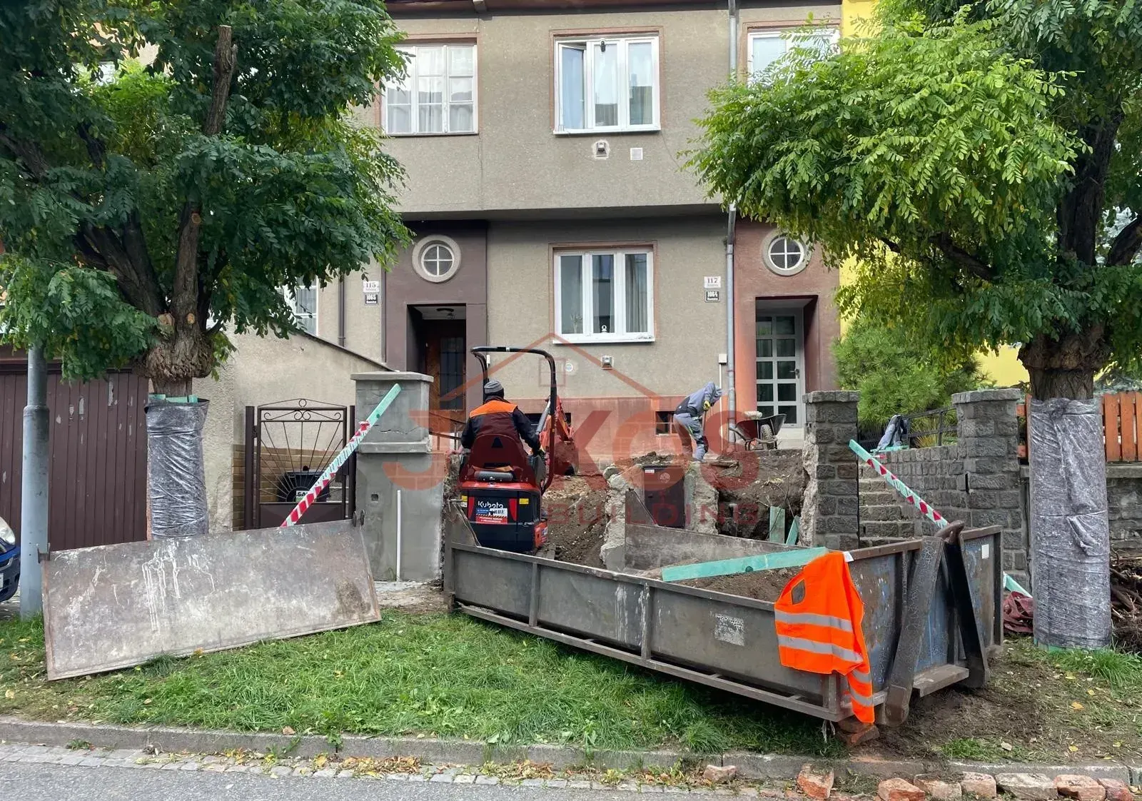 Výkopové práce a parkovací stání na ulici Rotalova v Brně